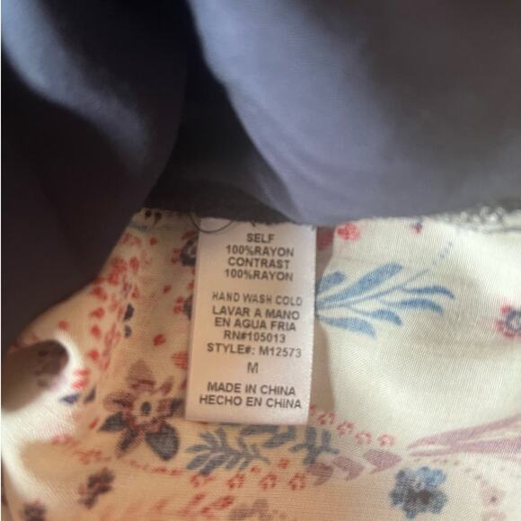 Andree By UNIT Blue Red Embroidered Top Roll Tab Sleeve Boho Western sz. M - Picture 7 of 7